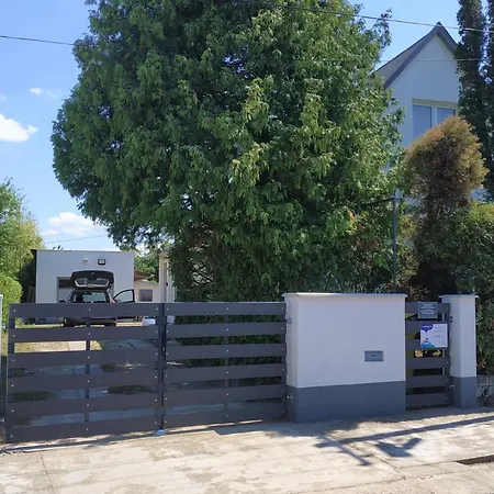 Apartment Aranyharmat *